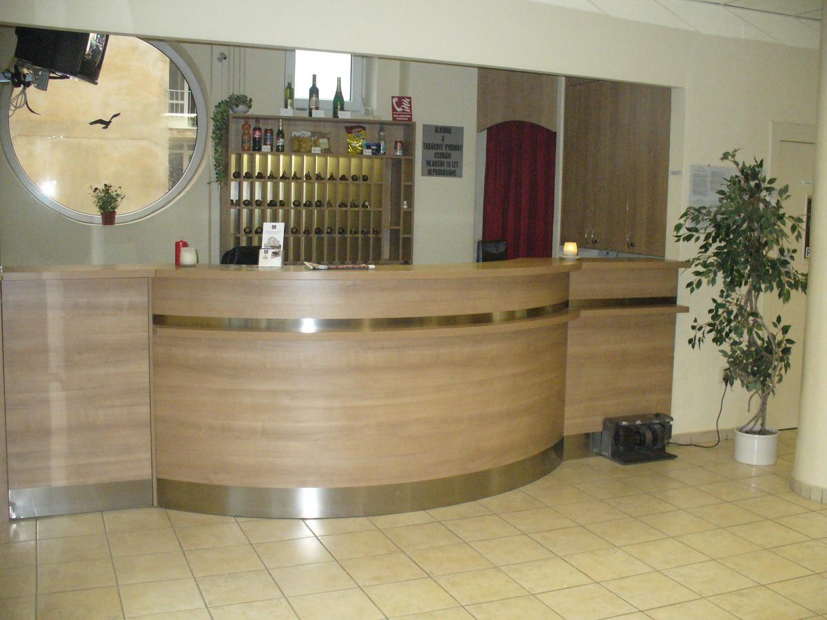 Hotel Morava Uherské Hradiště エクステリア 写真
