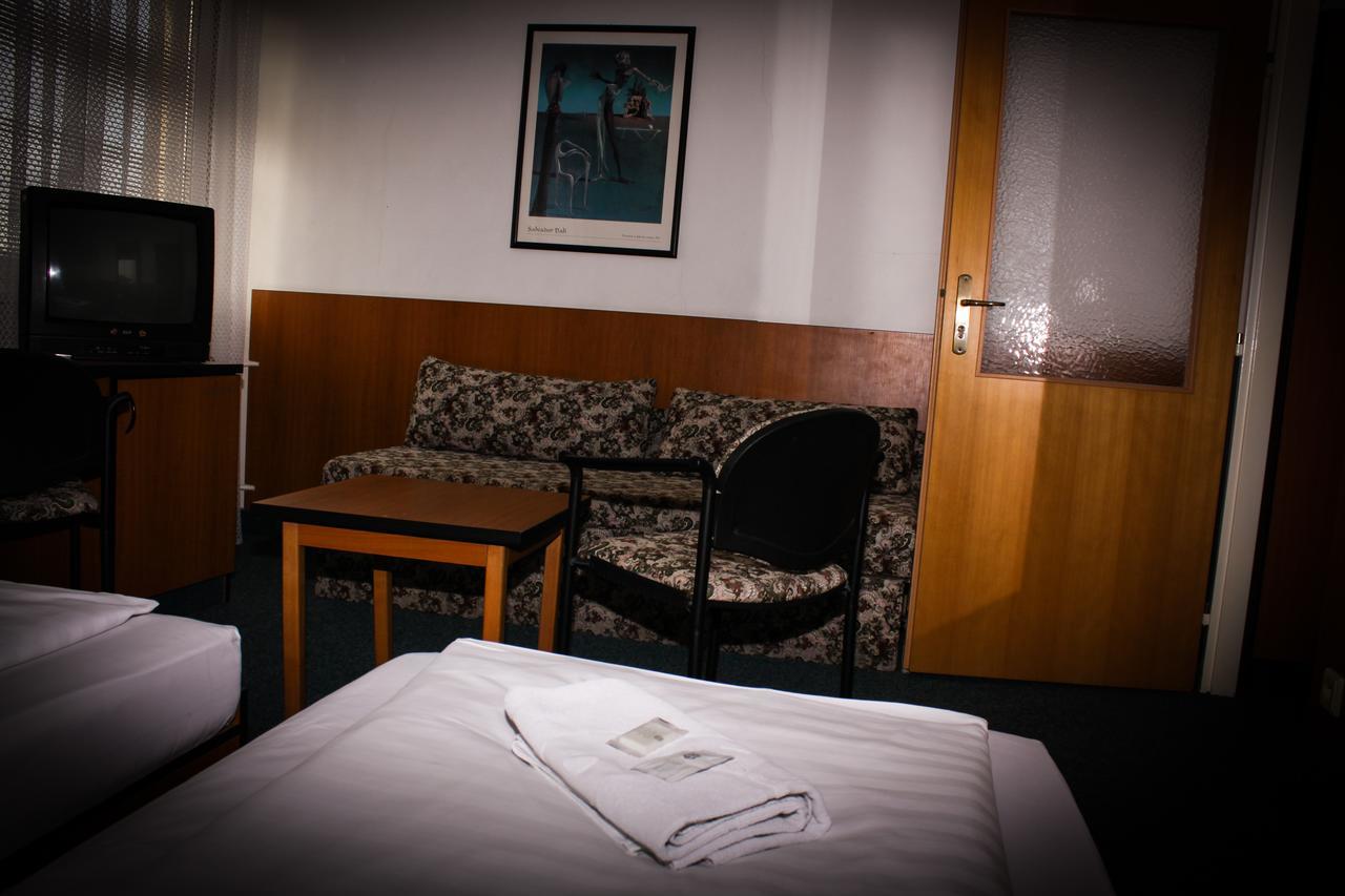 Hotel Morava Uherské Hradiště エクステリア 写真