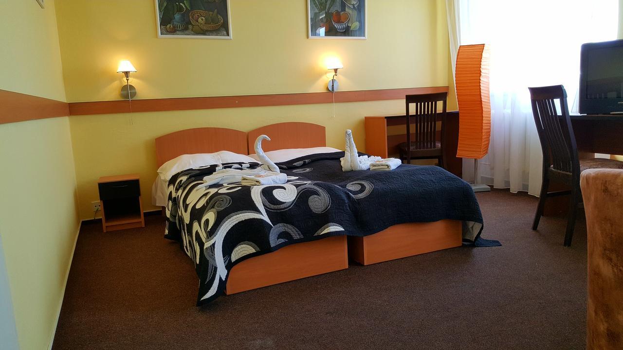 Hotel Morava Uherské Hradiště エクステリア 写真