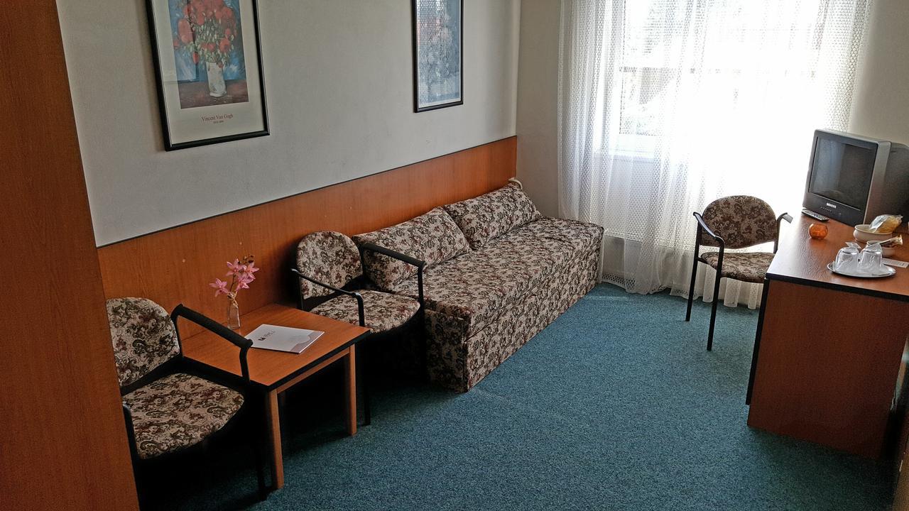Hotel Morava Uherské Hradiště エクステリア 写真